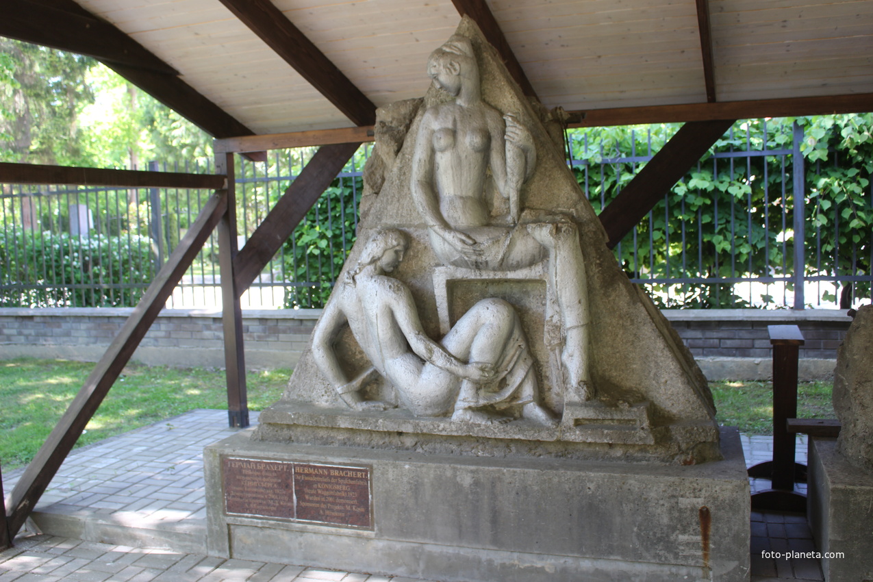 Во дворике Дома-музея скульптора Германа Брахерта в Отрадном.