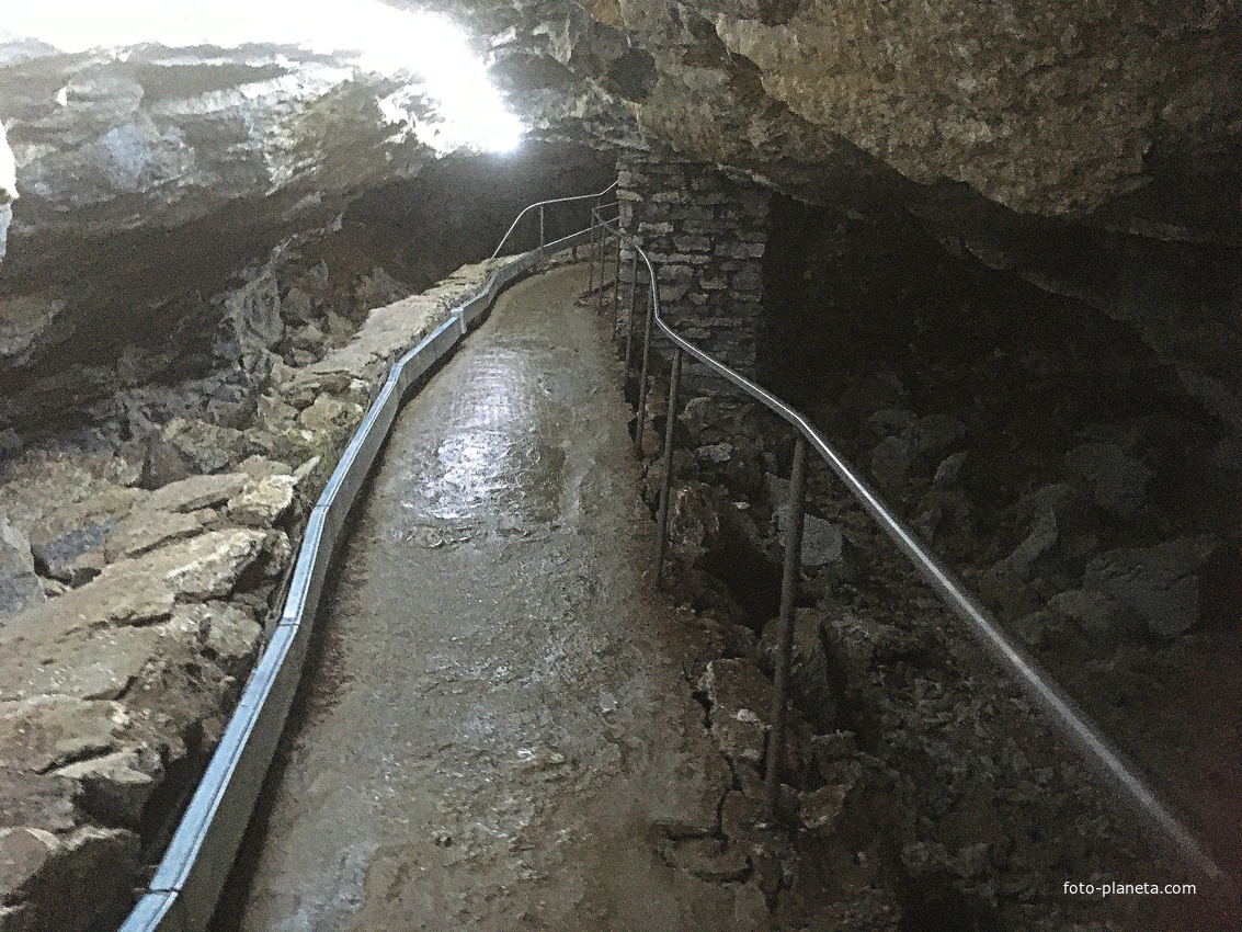 Кунгурская ледяная пещера. Грот &quot;Длинный&quot;.