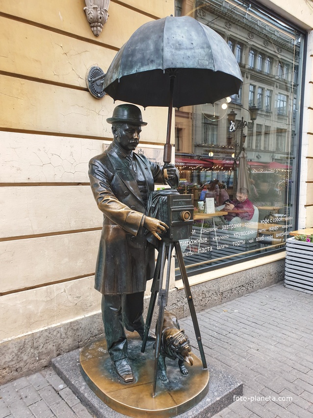 Памятник петербургскому  фотографу. Авторы архитектор Л. В. Домрачева и скульптор Б.А. Петров .