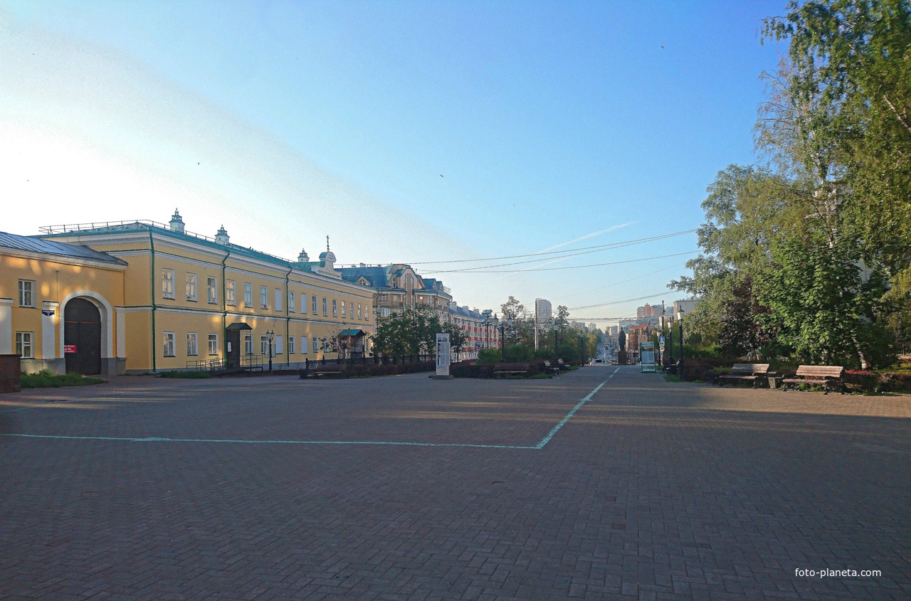 Соборная площадь. Слева - Архиерейское подворье, в центре - сквер Мамина-Сибиряка.