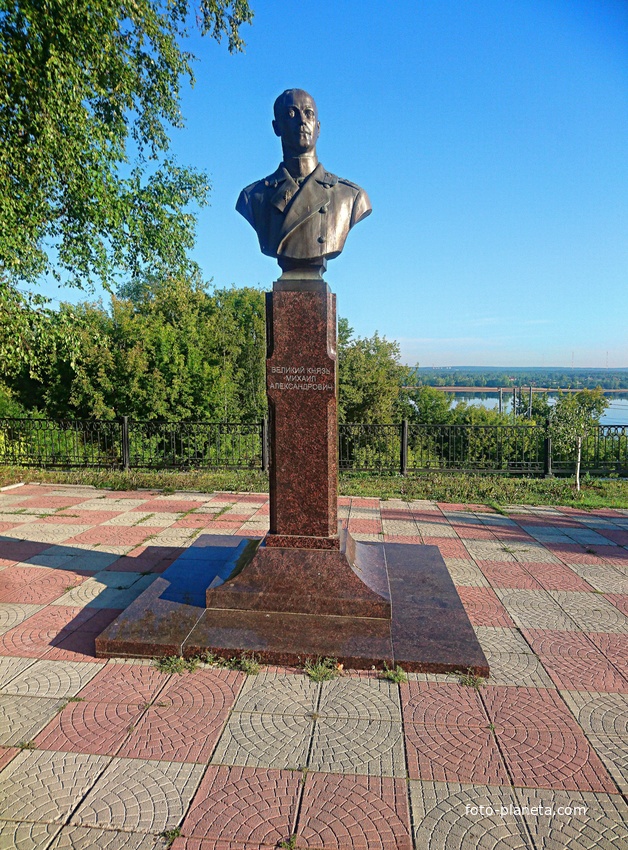 Бюст великого князя Михаила Александровича Романова в сквере им. Решетникова.