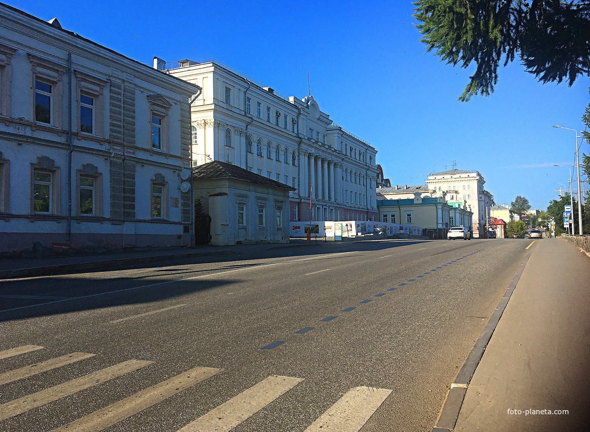 На Монастырской улице: дома  №№1, 1Б, 15 (Дом со львами, построенный в стиле сталинского ампира), 17 (Дом В.Е. Вердеревского), 1.