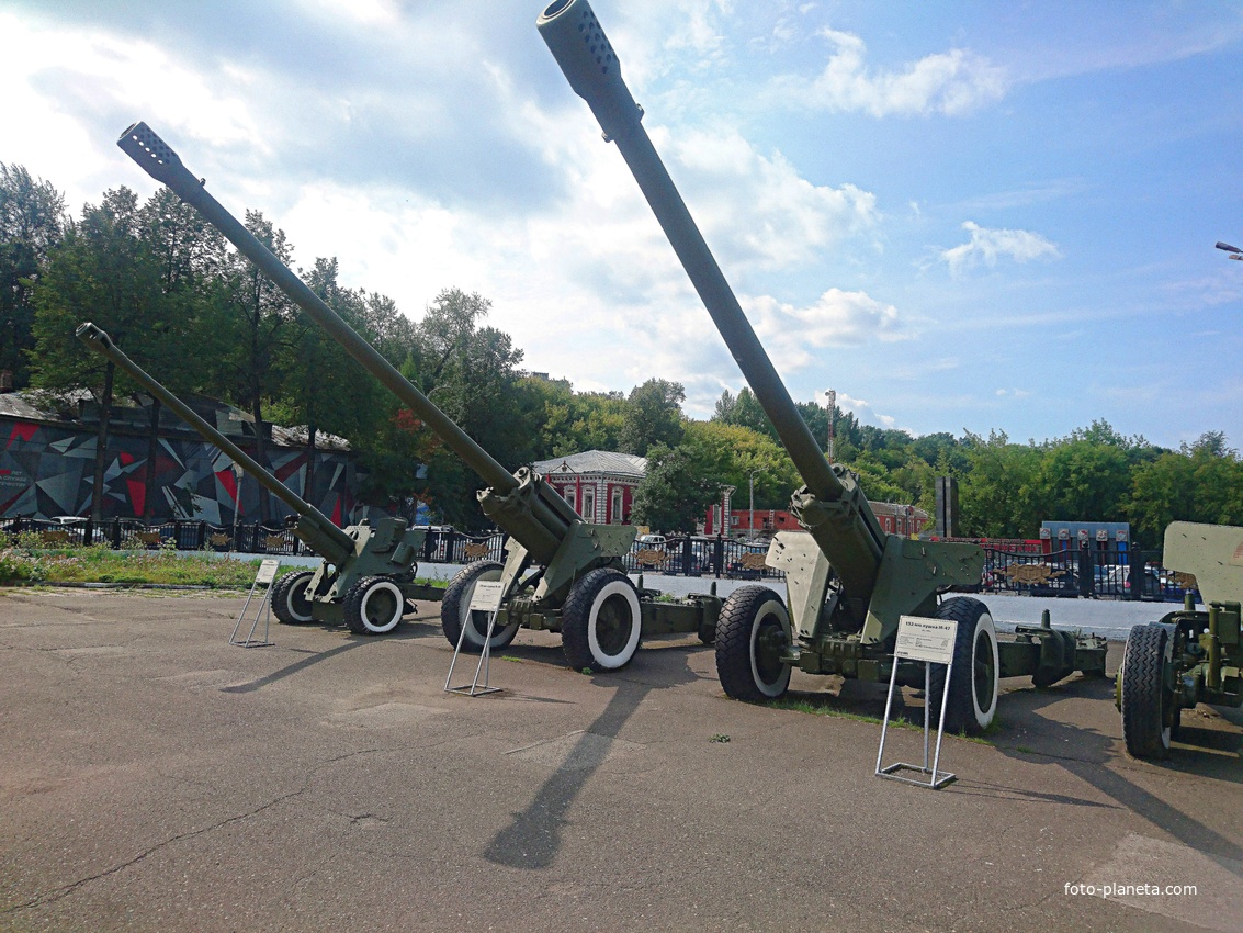 Музей пермской артиллерии. Слева направо: 100мм полевая пушка БМ-3Н образца 1944г., 130мм пушка М-46 образца 1953г., 152мм пушка М-47 образца 1953г.