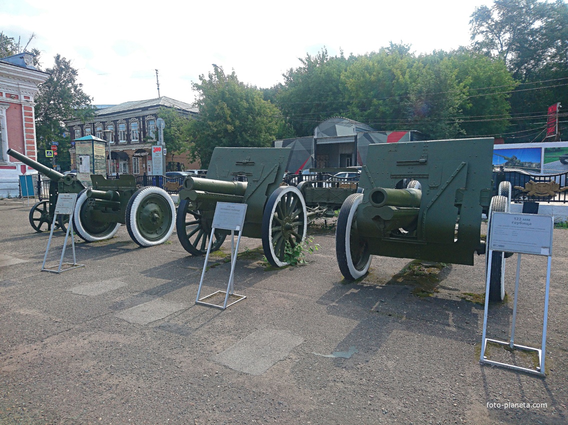 Музей пермской артиллерии. 87мм лёгкая пушка образца 1877г. системы Круппа на крепостном лафете, 76,2мм полковая пушка образ. 1927г. с передком, 122мм гаубица образ. 1910г. на деревянных колёсах с передком, 122мм гаубица образ. 1910/30г. с передком.