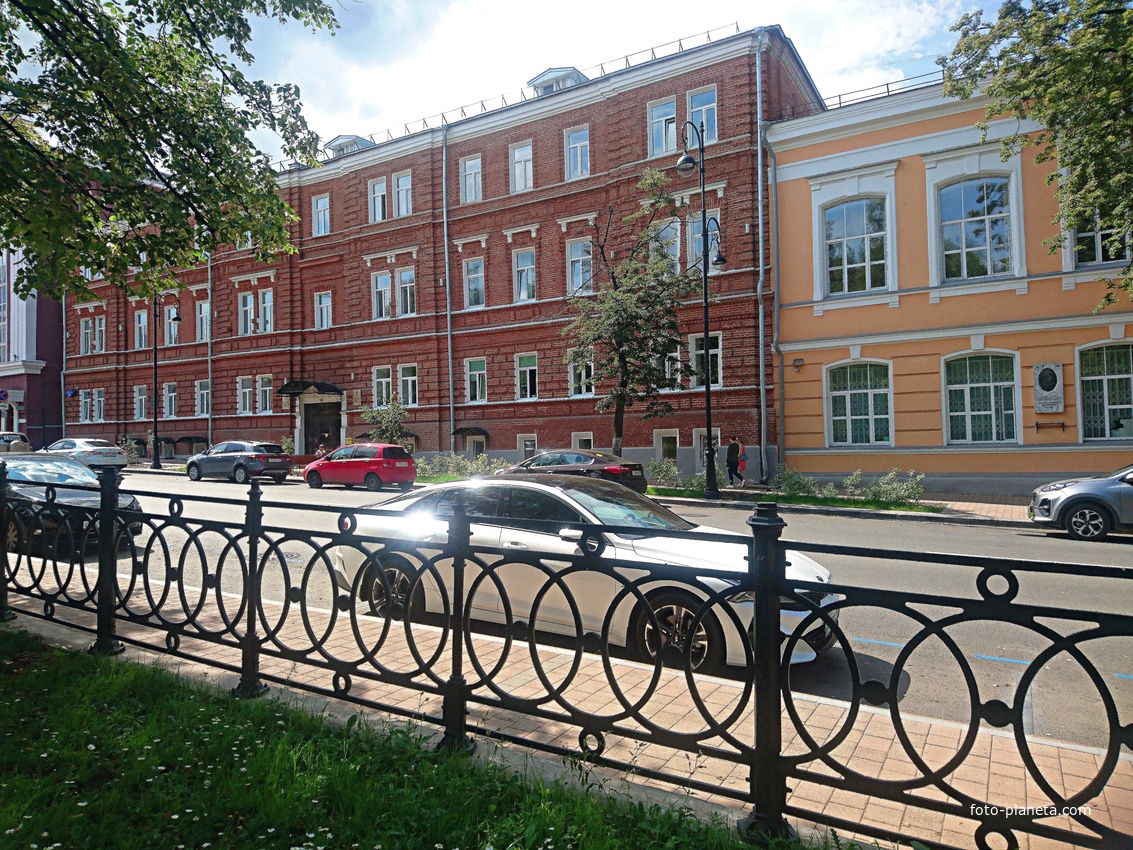 Улица Сибирская, слева дом №15, в котором располагаются Департамент земельных отношений, градостроительста и архитектуры администрации г. Перми, справа дом №13 (бывшая мужская гимназия), в котором располагается ПГМУ им. академика Е.А. Вагнера.