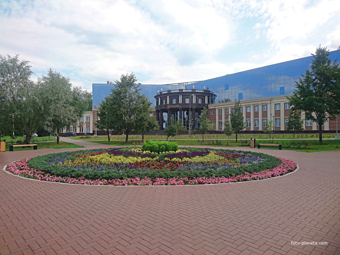 ПермНИПИнефть на Пермской улице. Вид из сквера Татищева.