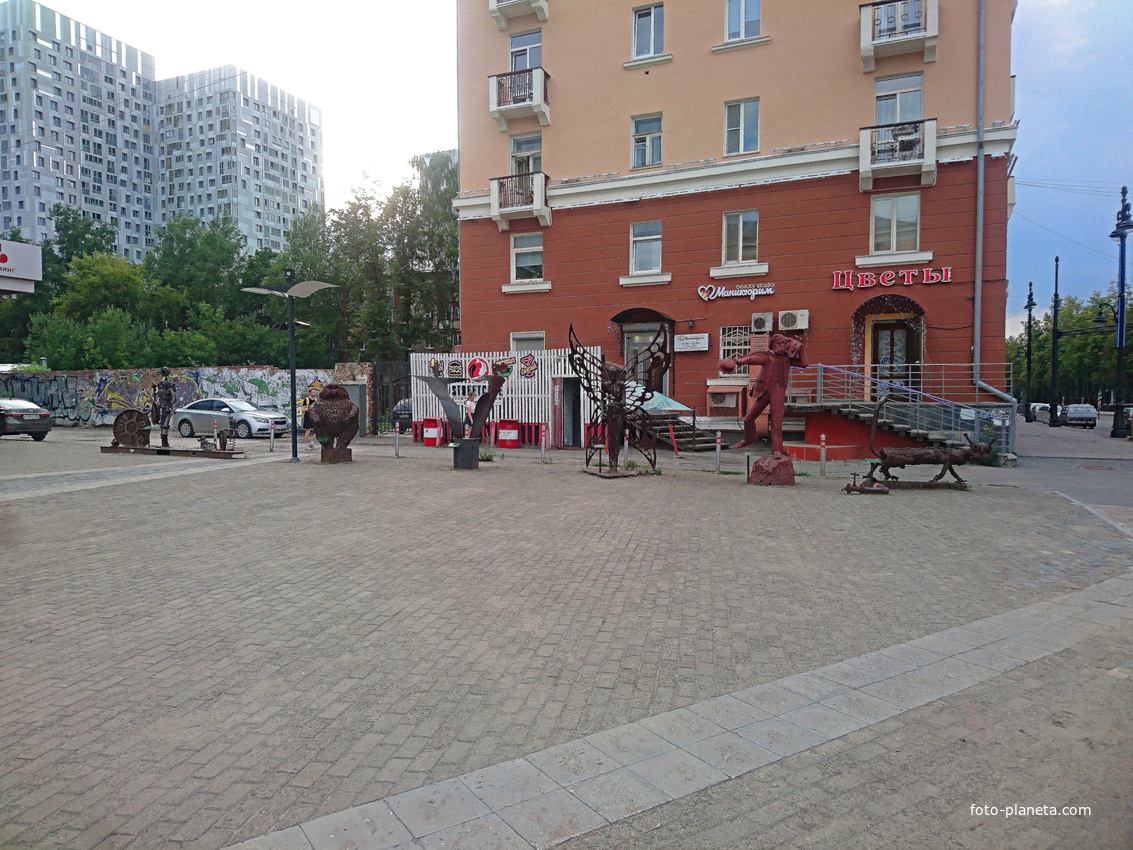 Скульптурная группа в стиле сантех-стрит-арт на площади кинотеатром «Кристалл».