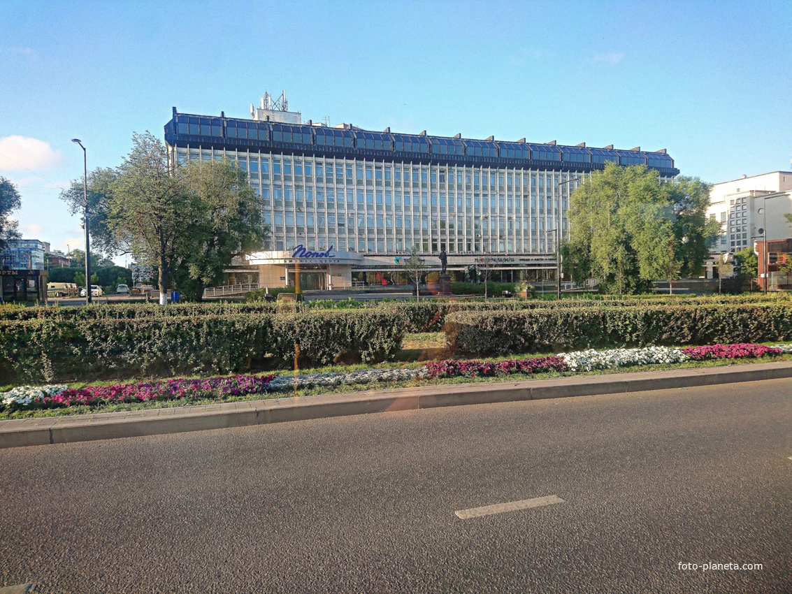 Бизнес-центр &quot;Попов&quot; на ул. Ленина. Перед ним - памятник А.С. Попову,  авторы которого - архитекторы: Д. Лапшин, Е. Кольцова; художник И. Дымшаков; скульптор А. Матвеев.