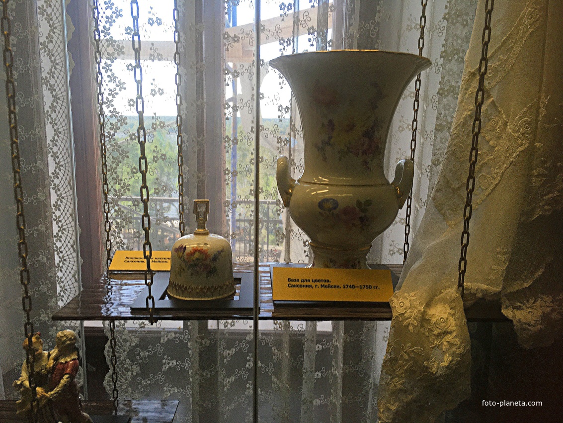 Экспозиции краеведческого музея. Культура  XVIII - XIX веков. Колокольчик настенный (Саксония, г. Мейсен). Ваза для цветов (Саксония, г. Мейсен) 1740-1750гг.