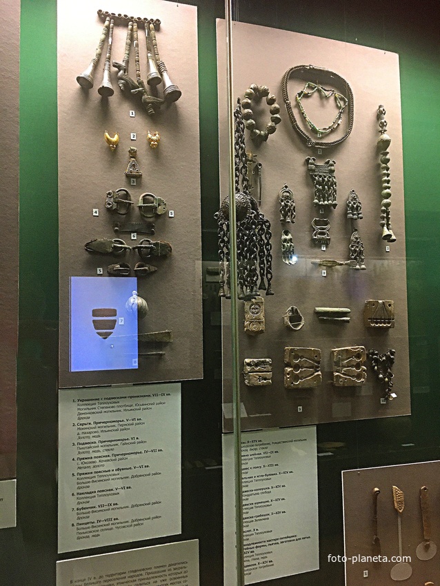 Экспозиции краеведческого музея. «Культура Древнего Прикамья». Украшения с подвесками, серьги, пряжки поясные и обувные, бубенчик, пинцеты (с IV по IXвв.).