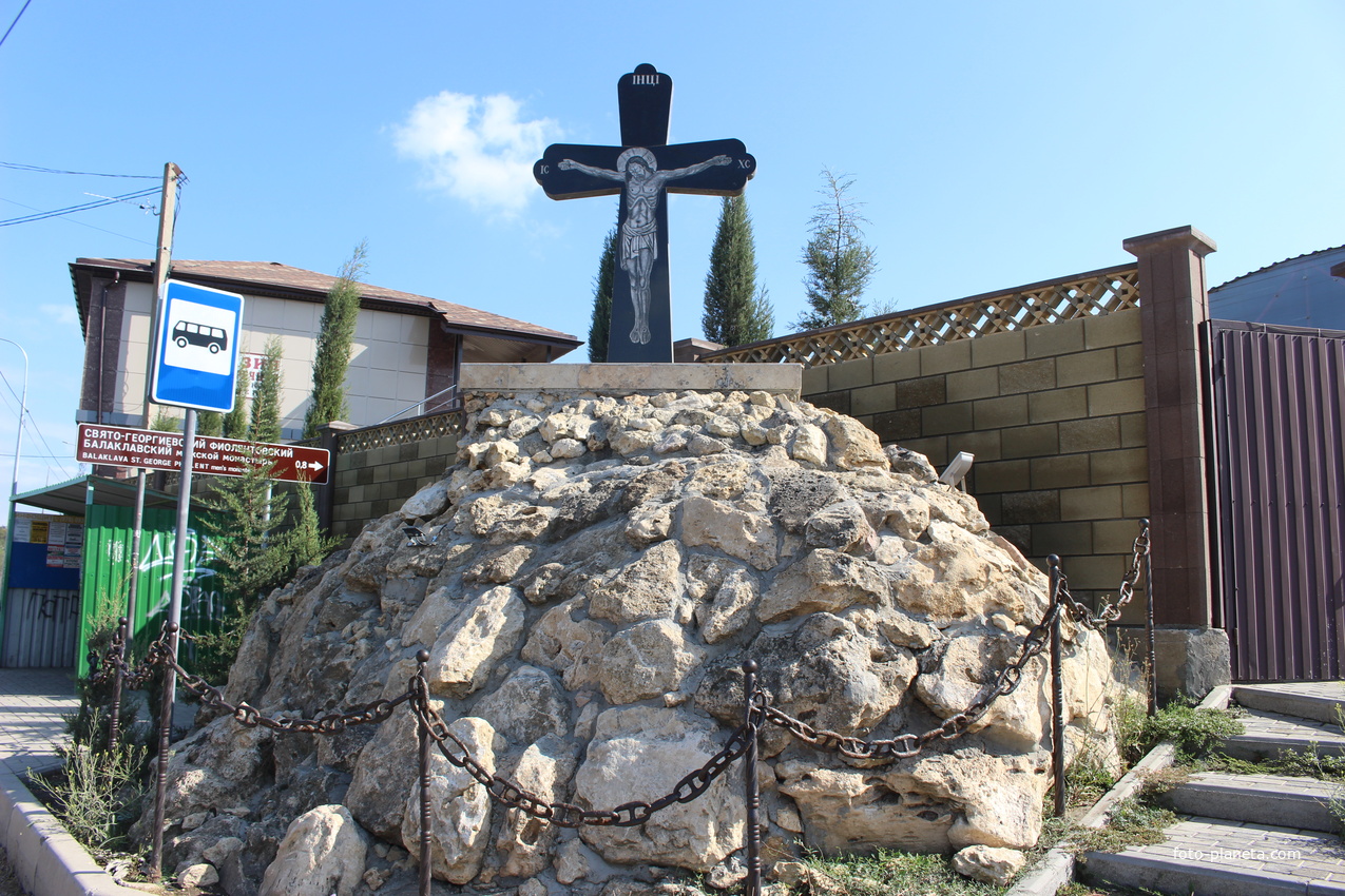 Крест в центре посёлка.