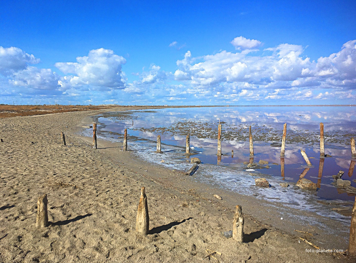 Часть акватории и прибрежной зоны озера Сасык-Сиваш с остатками старых свай.