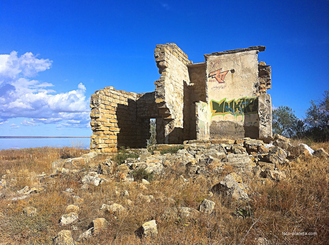 Прибрежная зона озера Сасык-Сиваш с остатками старого строения.