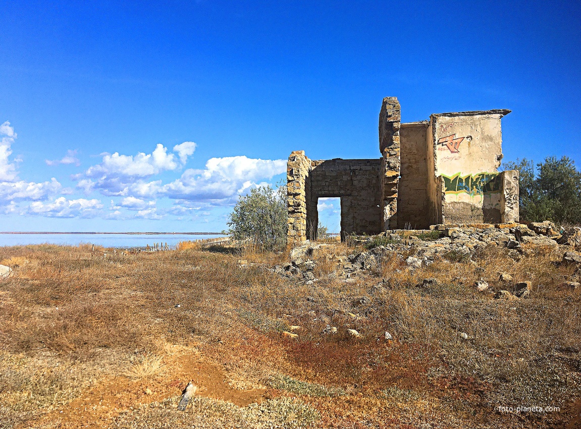 Прибрежная зона озера Сасык-Сиваш с остатками старого строения.