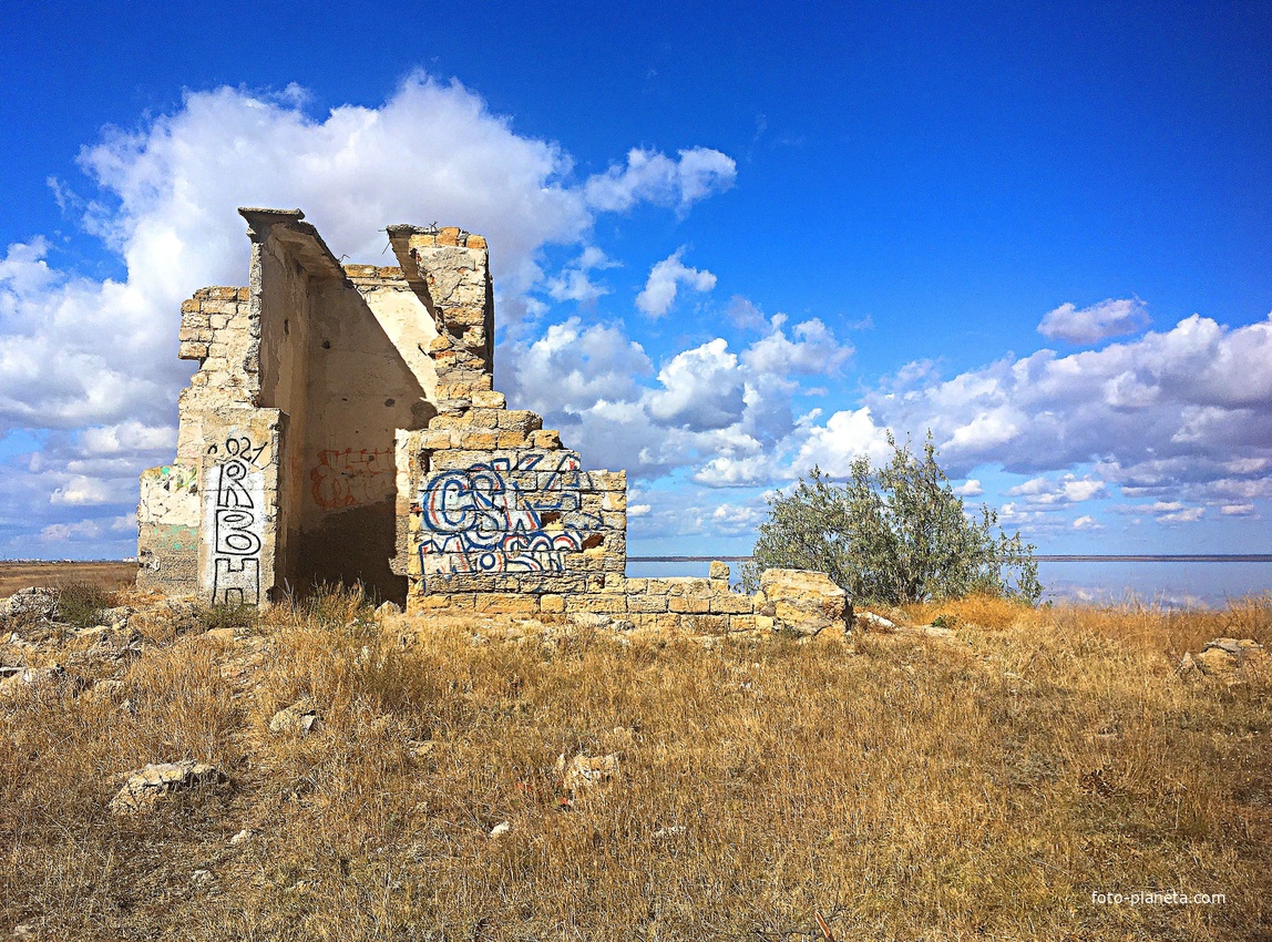 Прибрежная зона озера Сасык-Сиваш с остатками старого строения.