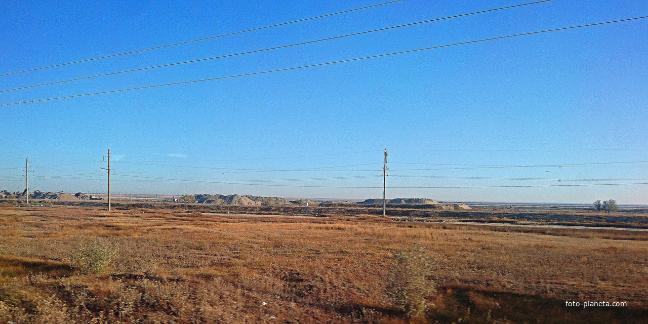 Добытые пласты соли (бурты) на территории &quot;Крымского солепромысла&quot; в западной части прибрежной зоны озера Сасык-Сиваш (Розового озера).