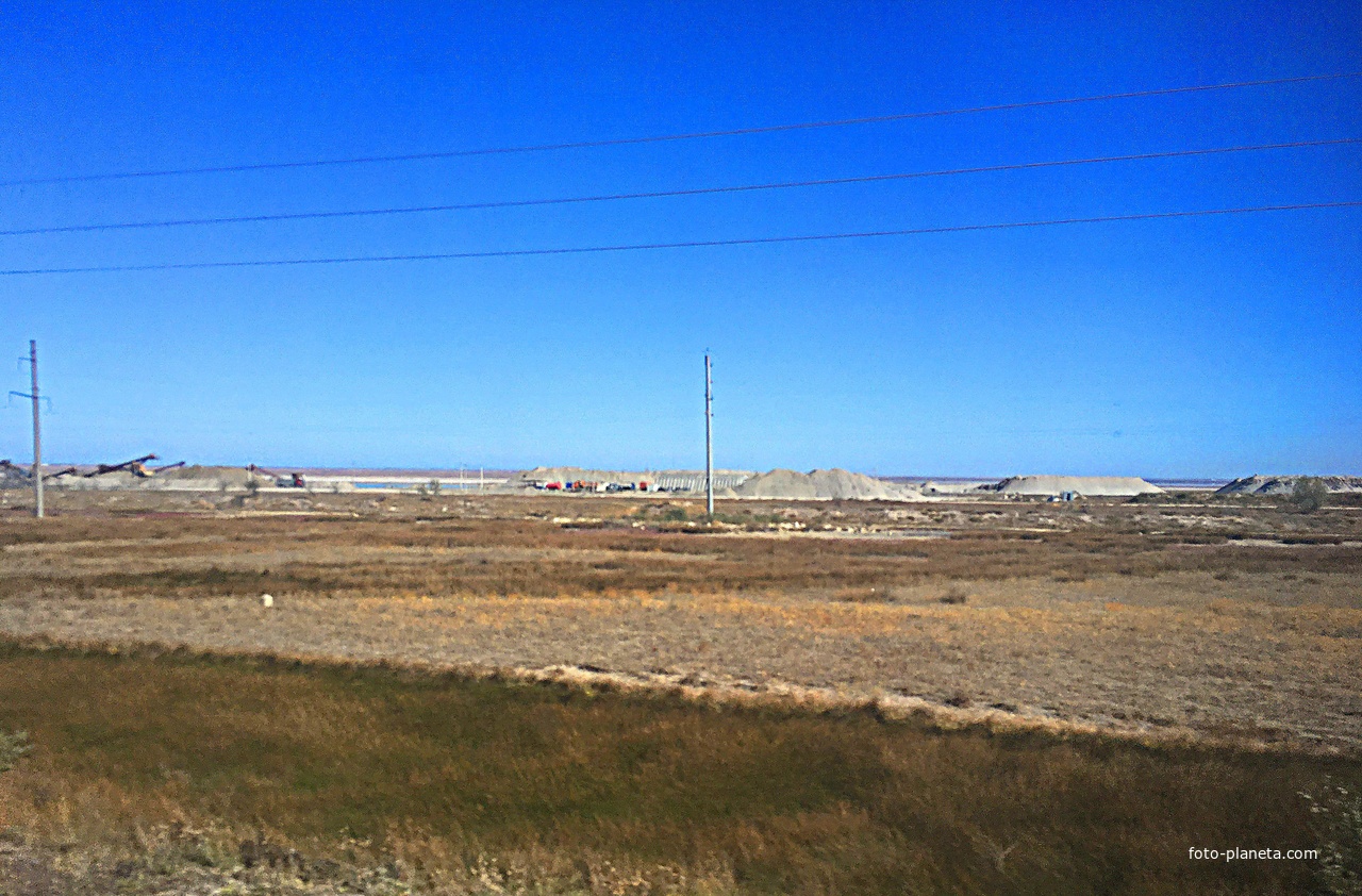 Добытые пласты соли (бурты) на территории &quot;Крымского солепромысла&quot; в западной части прибрежной зоны озера Сасык-Сиваш (Розового озера).