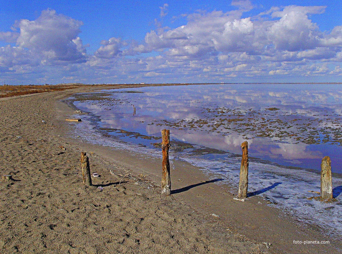 Южная и юго-западная часть акватории и прибрежной зоны озера Сасык-Сиваш с остатками старых свай.