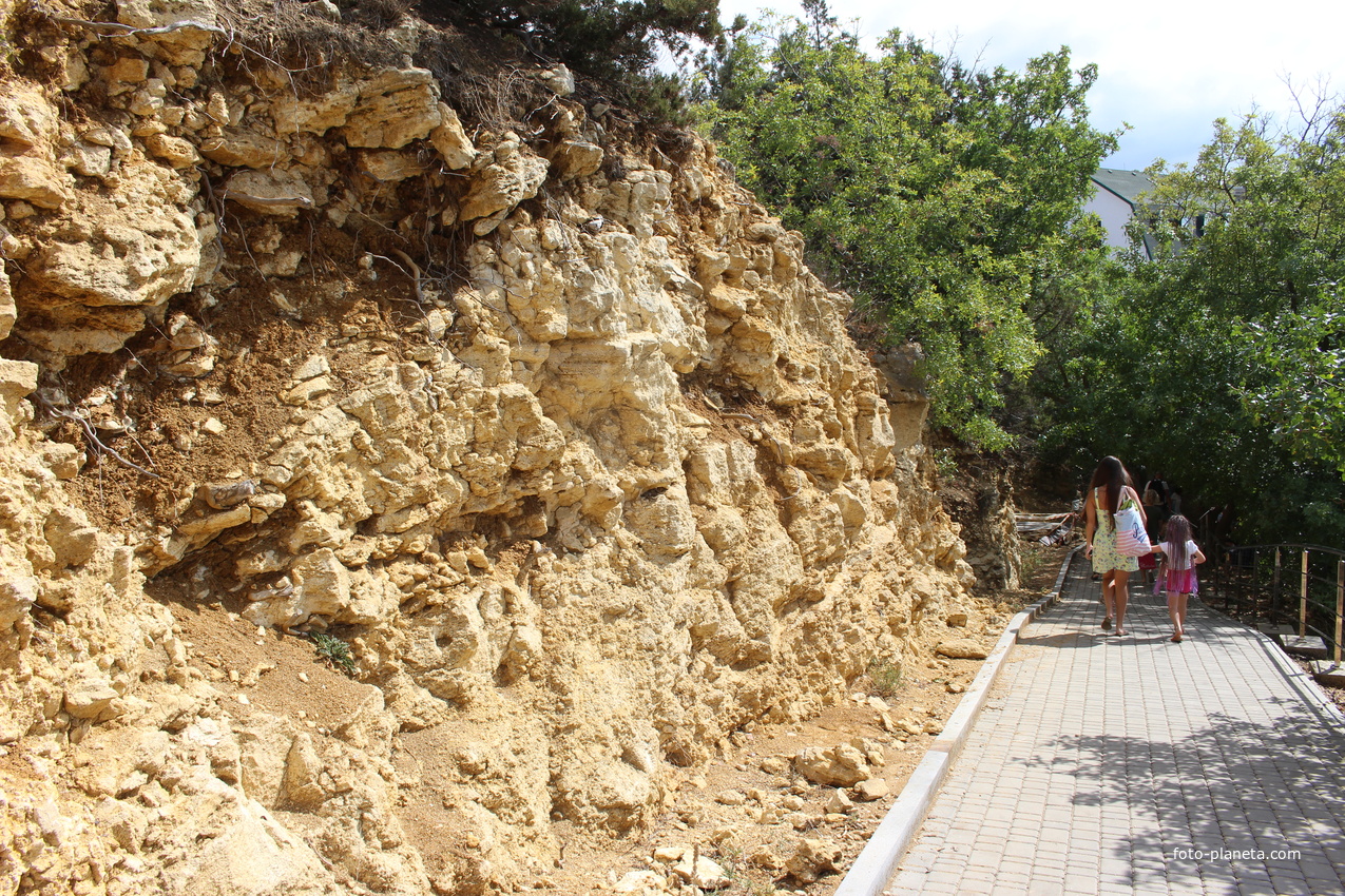 Монастырская лестница, ведущая к морю.