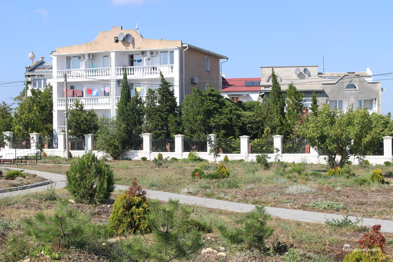 В парке Свято-Георгиевского монастыря.