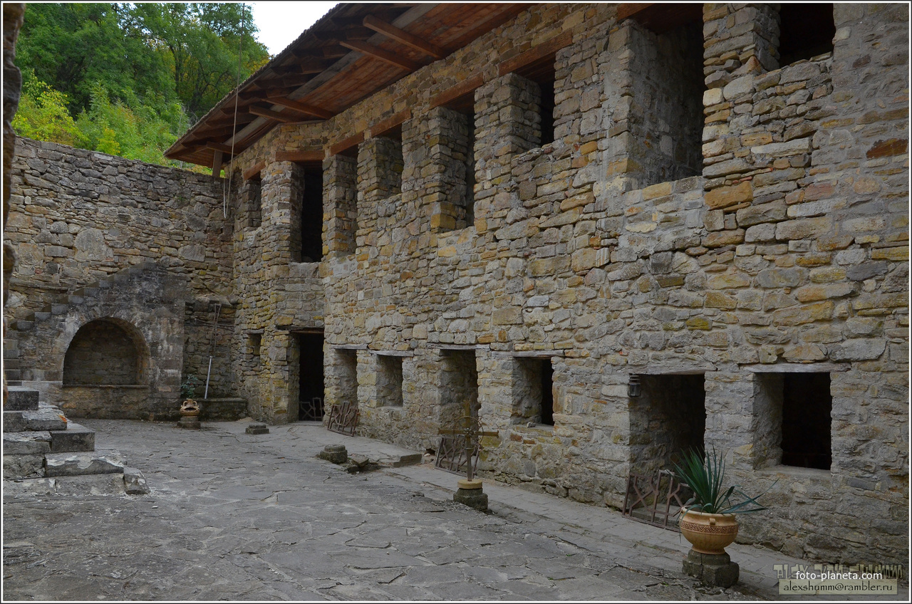 Сурб-Хач (Святого Креста) монастырь Армянской апостольской церкви. Патио монастыря