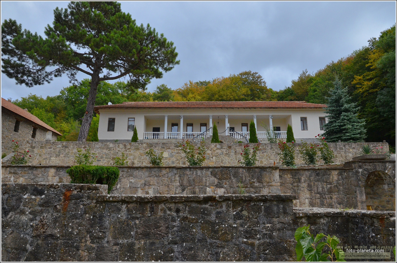 Сурб-Хач (Святого Креста) монастырь Армянской апостольской церкви. Паломническая гостиница