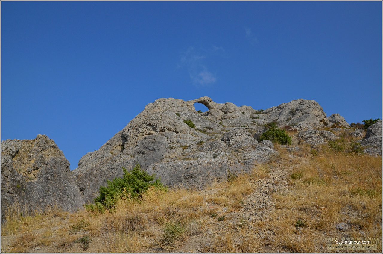 Солнечная Долина. Гора Теке-Атан-Кая. Скала «Кольцо любви»