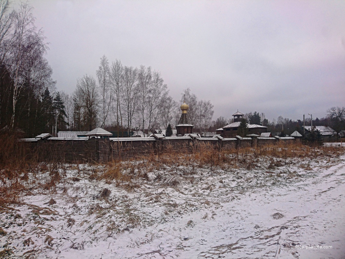 На территории музея под открытым небом «Русское подворье» Национального парка Мещёра.  Экспозиция «Древнерусское поселение».  Образцы стандартных старорусских построек, типовых для поселений X-XIV в.в.