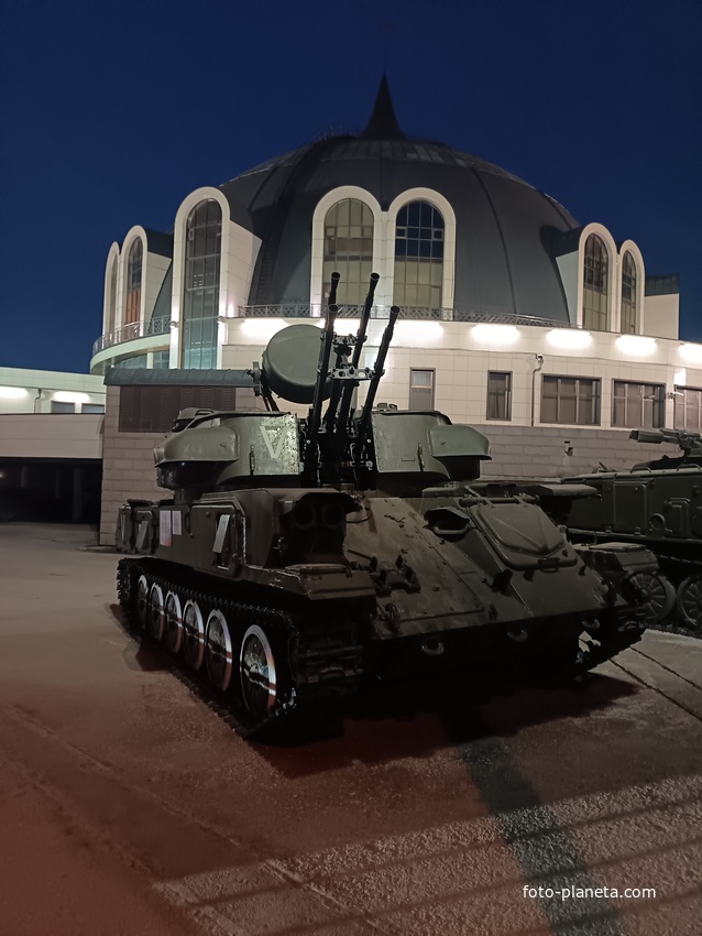 Выставка военной техники во дворе музея
