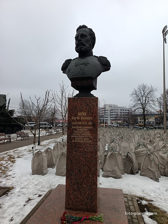Бюст Мосина (во дворе музея)