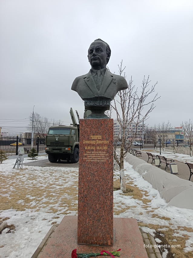 Бюст Ганичева во дворе музея