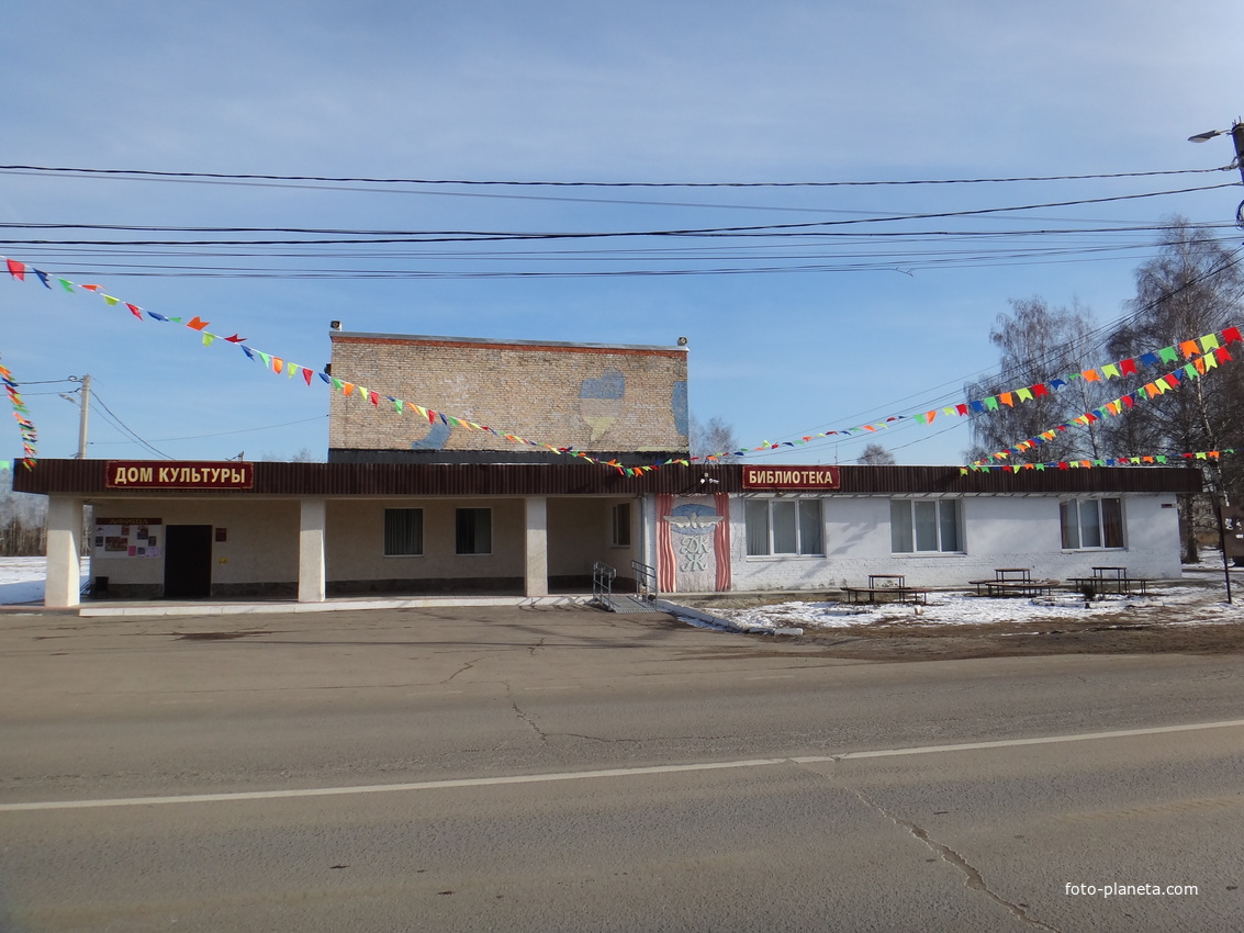 Дом культуры и библиотека по ул. Вокзальная, 12.