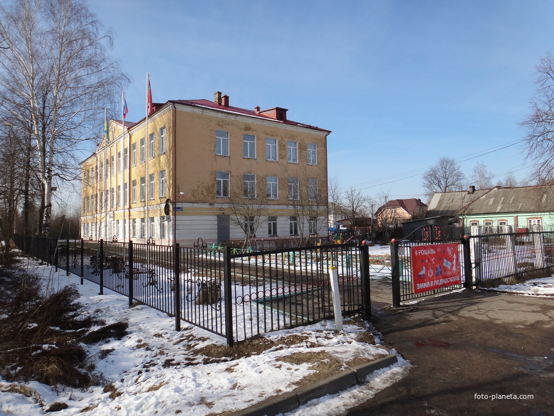Школа №2 в посёлке Черусти на ул. Вокзальной, 25.