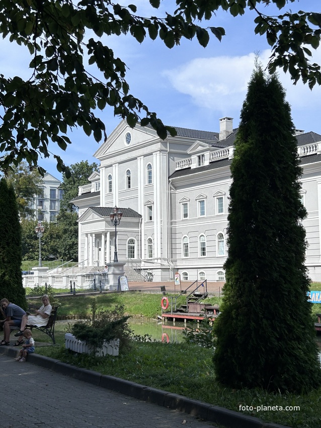 Красивое здание в парке юности