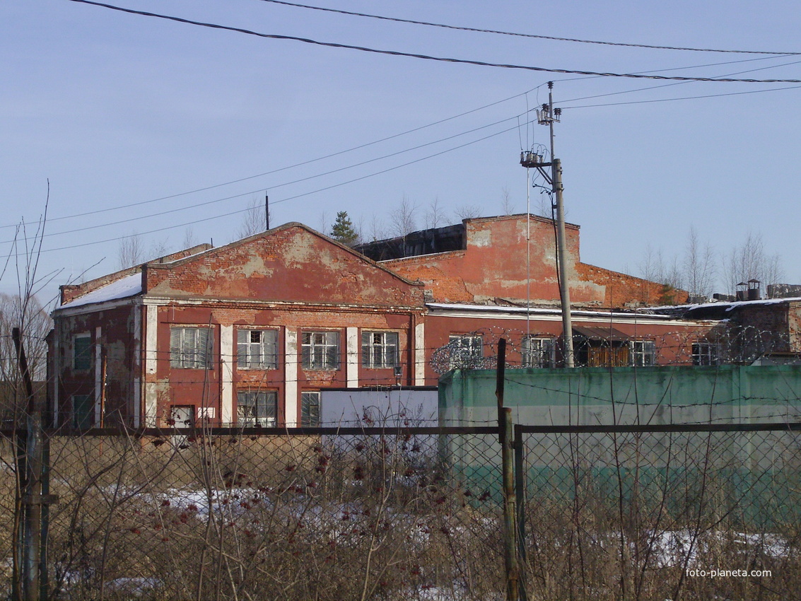 Бывшие производственные здания на территории закрытого депо &quot;Черусти&quot;.
