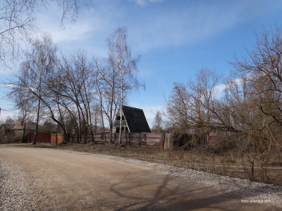 В южной части посёлка.