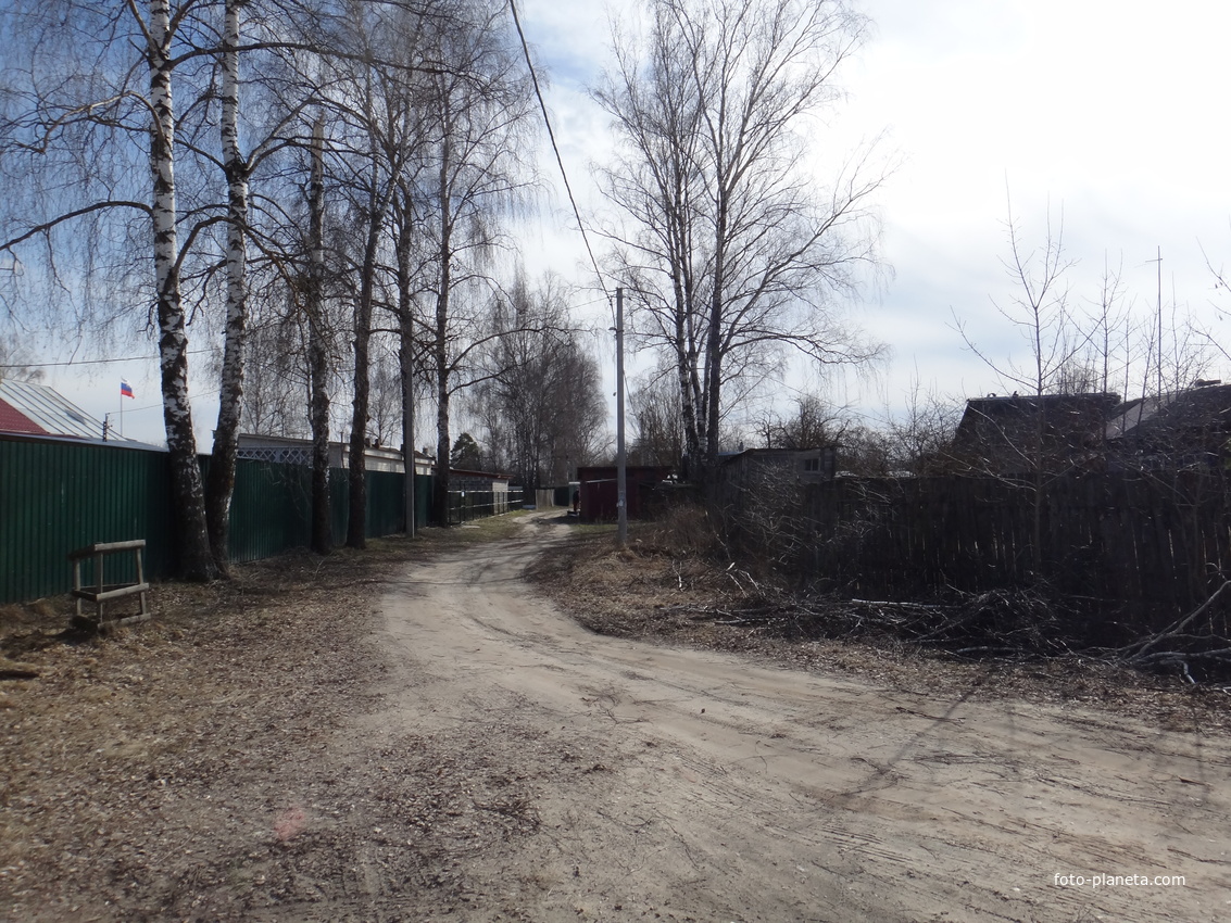 В южной части посёлка.