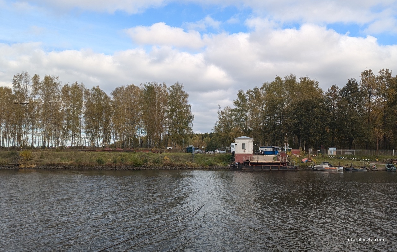 Паром через канал им. Москвы