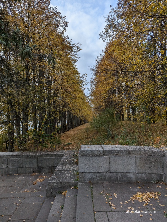 В сквере около памятника Ленину
