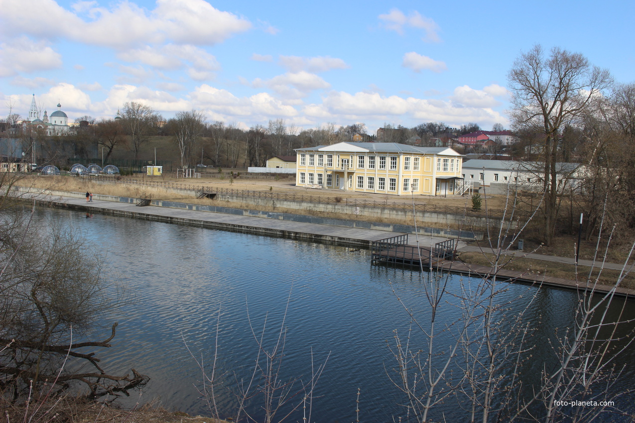 Набережная реки Нара.