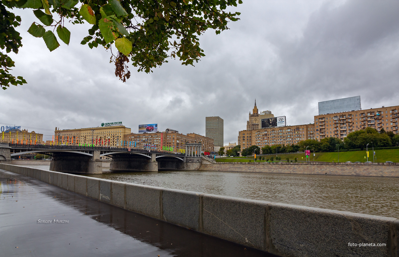 Москва.  Бережковская набережная. Река Москва. Бородинский мост.