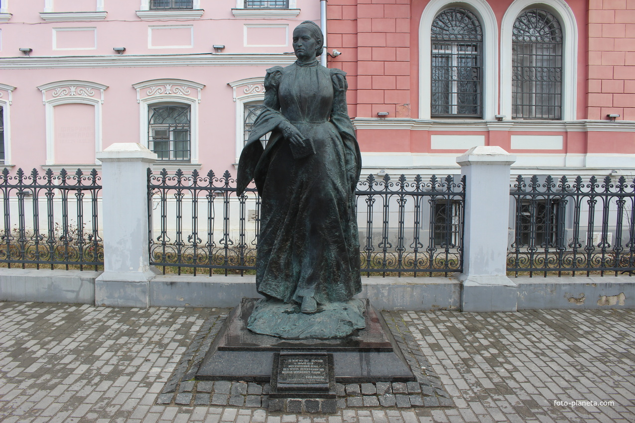 Памятник купчихе и фабрикантше, меценату Анне Мараевой.