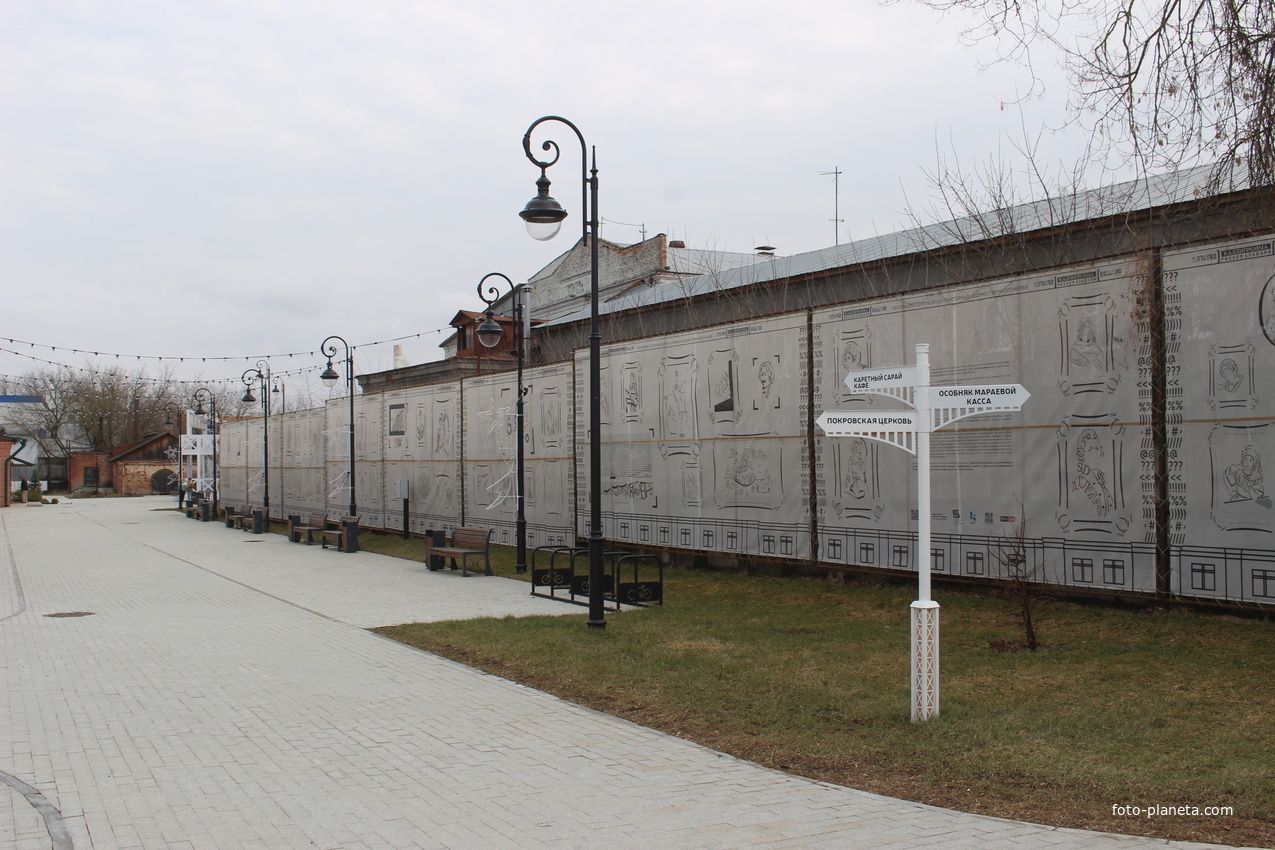 Во дворе Серпуховского историко-художественного музея.