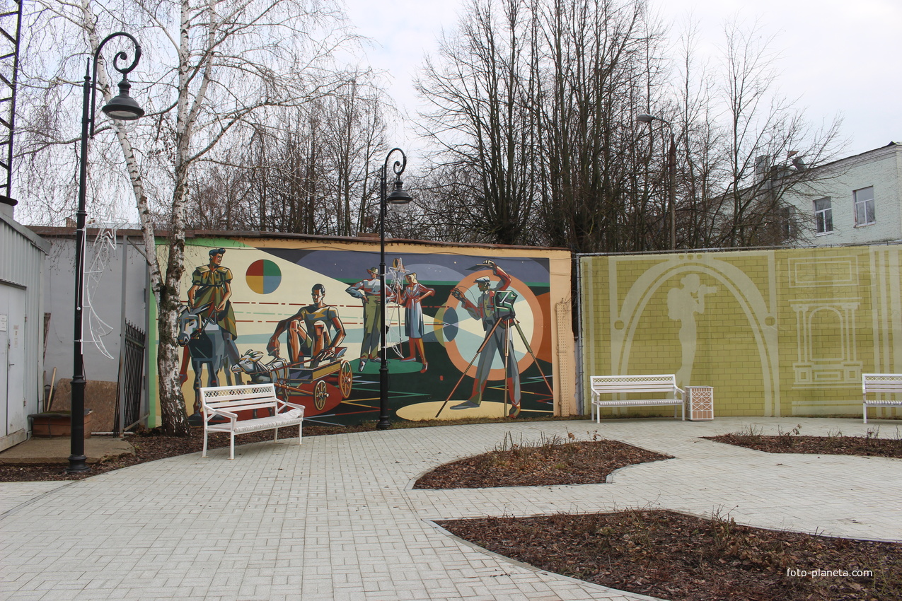 Во дворе Серпуховского историко-художественного музея.