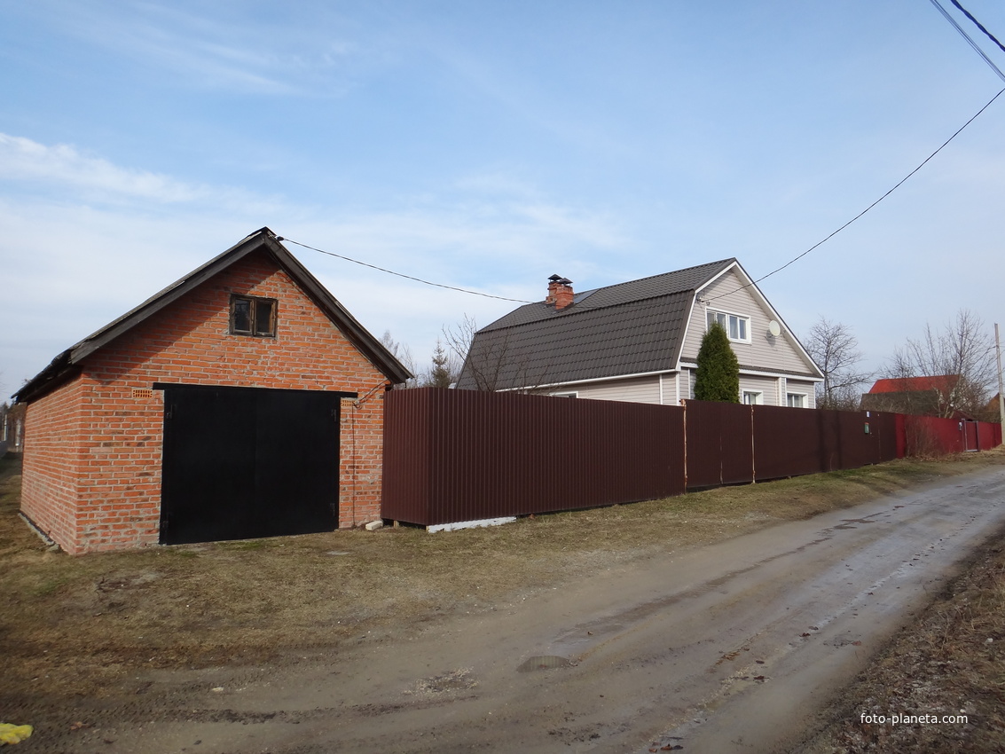 Дома в центральной части деревни.