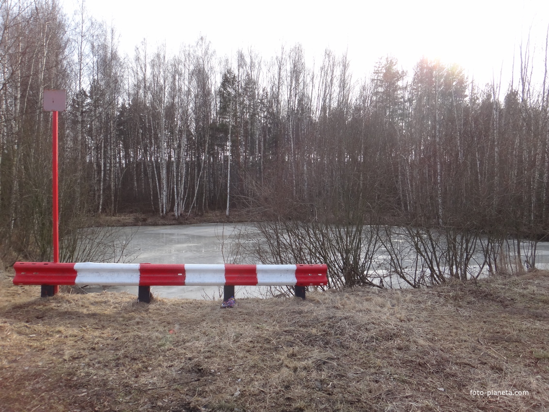 Противопожарный пруд между домами 32 и 34.