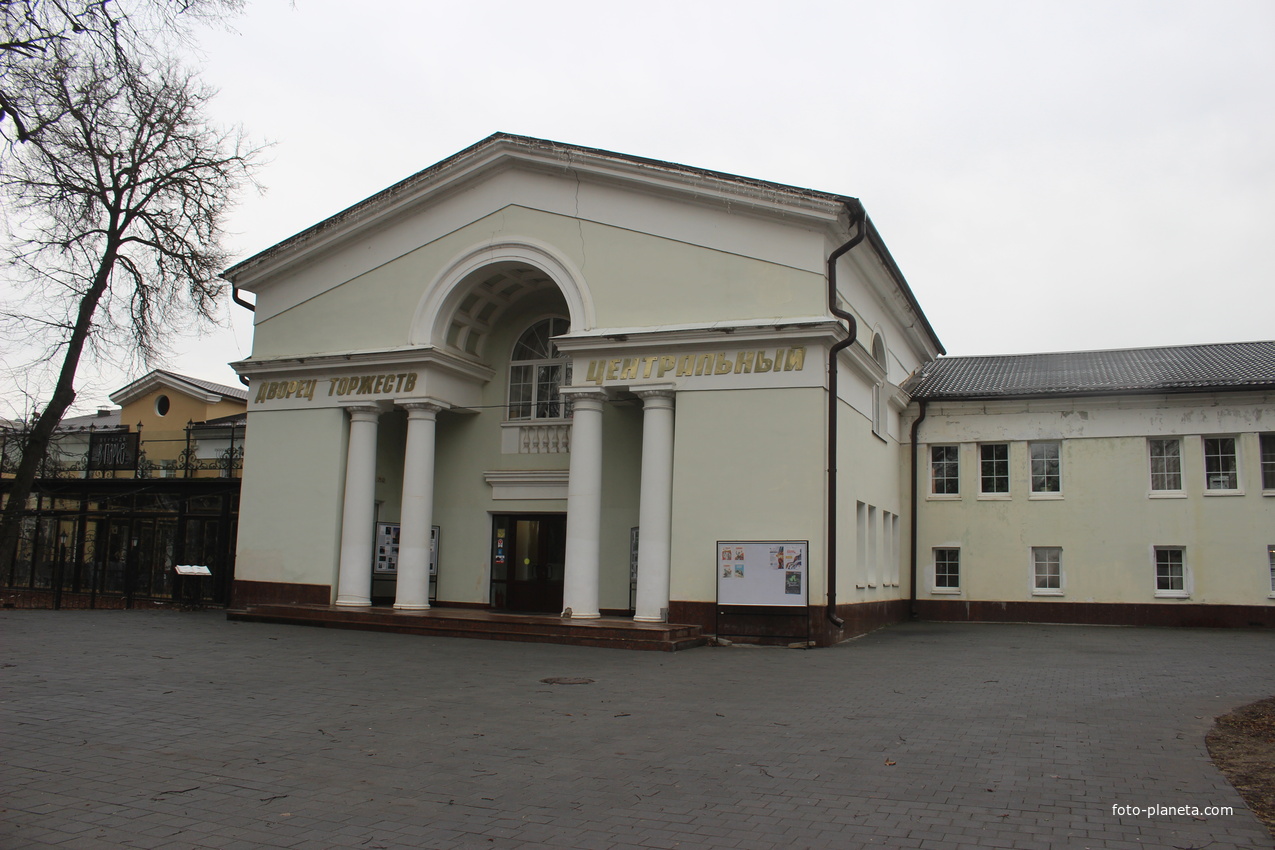 В парке имени Героя Советского Союза Олега Степанова. Здание ЗАГСа.