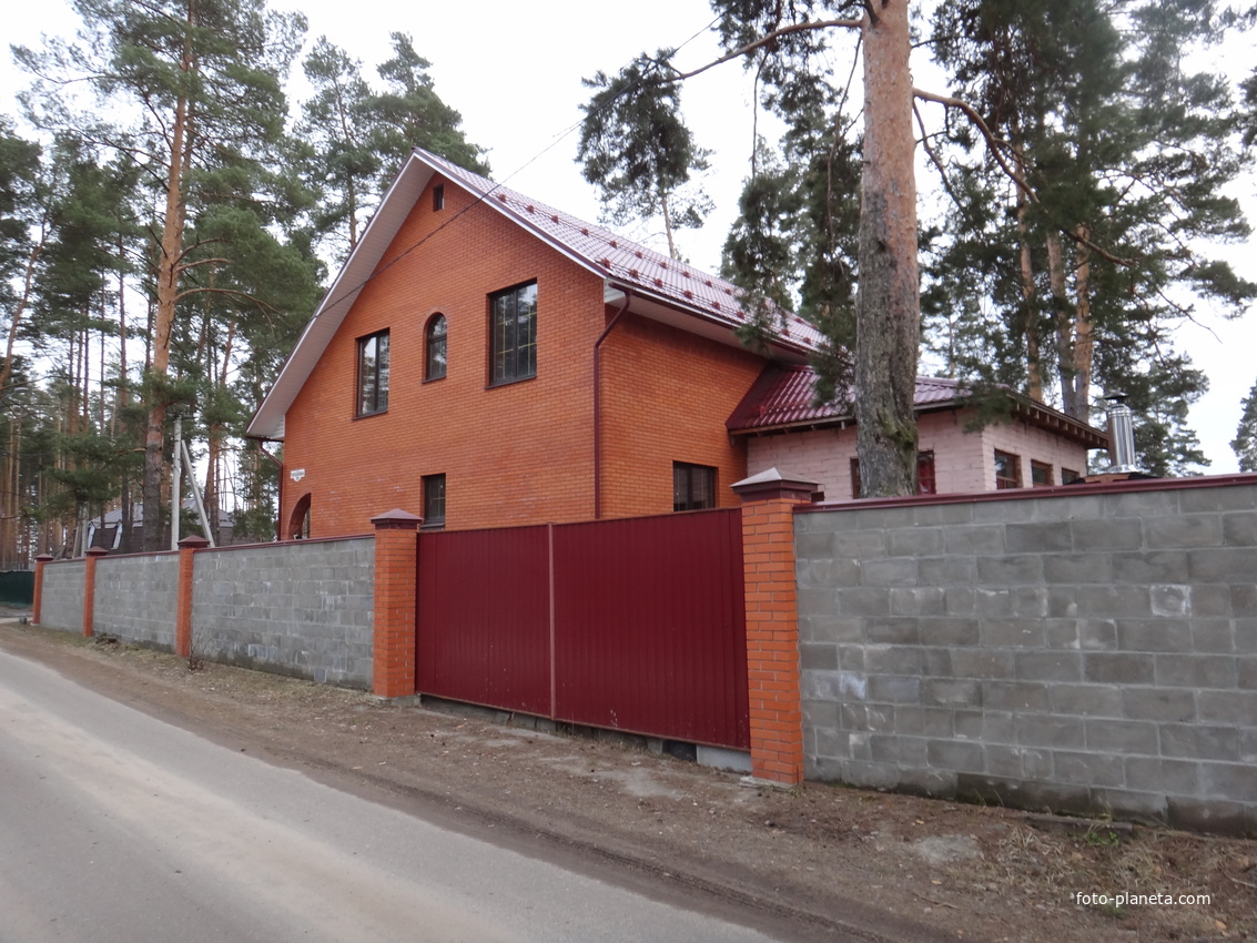 Дома в центральной части посёлка.