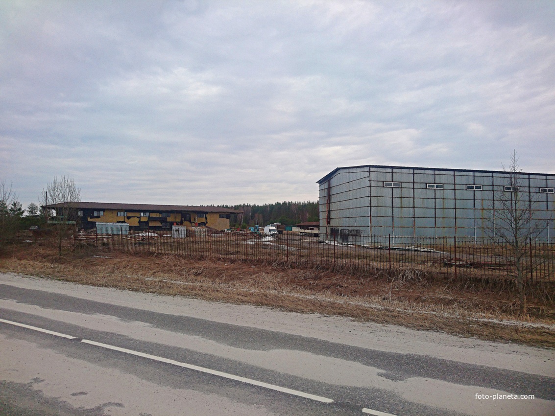 Хозяйственные корпуса у деревни.