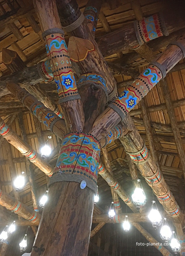 Своды крыши внутри ресторана &quot;Чугунок&quot; туристического комплекса &quot;Миловка&quot;.